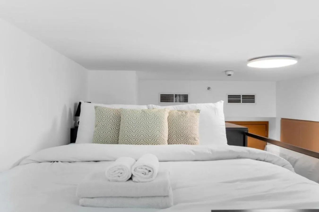Apartment Loft-Style Studio - Canal View - Fully Furnished - Near Dubai Mall - Burj Khalifa