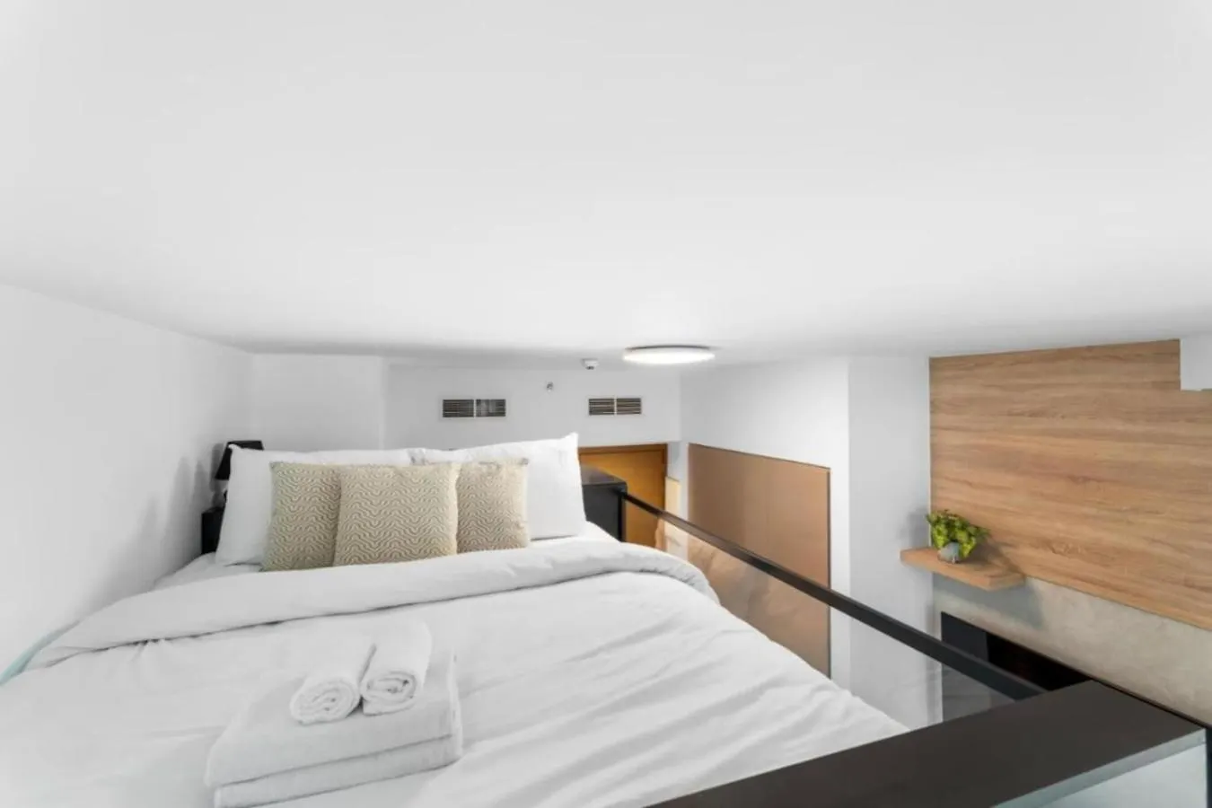 Apartment Loft-Style Studio - Canal View - Fully Furnished - Near Dubai Mall - Burj Khalifa